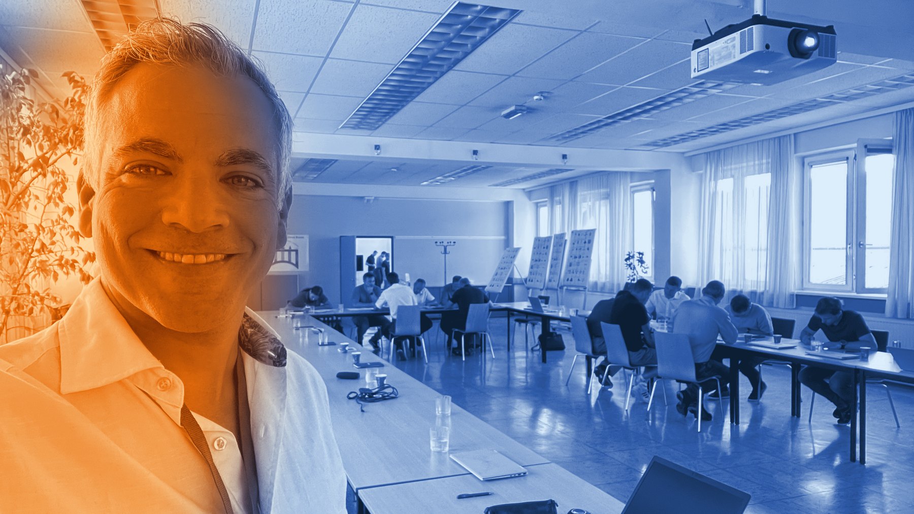 Anwar von Colberg in einem Positionierungs-Workshop, Teilnehmer arbeiten an Tischen im Hintergrund