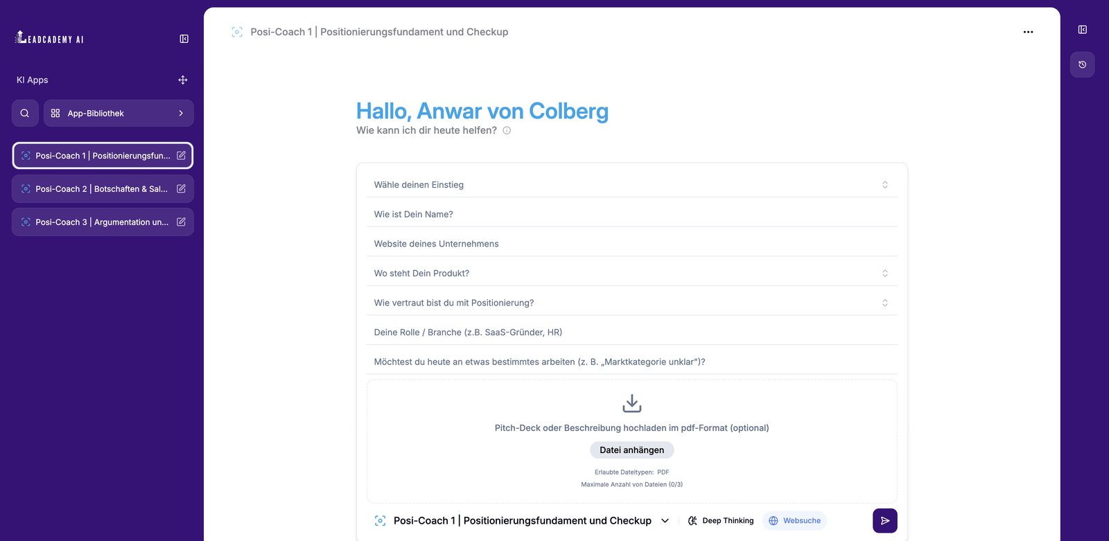 Der Positionierungs-Coach in der LEADCADEMY.AI-Plattform: Einstiegsfragen zu Website, Produktreifegrad, Rolle und Branche, mit optionalem Pitch-Deck-Upload